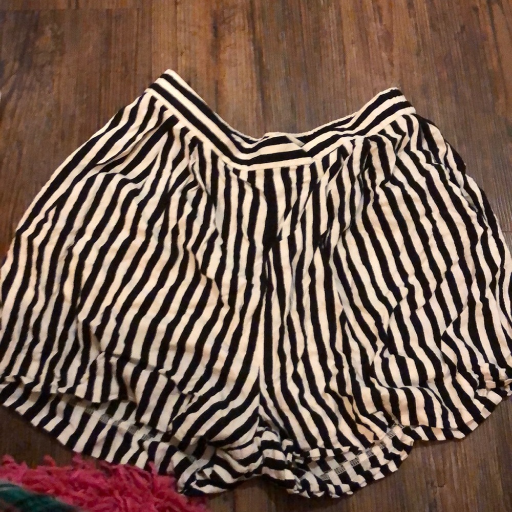 H&M black and white striped shorts 4